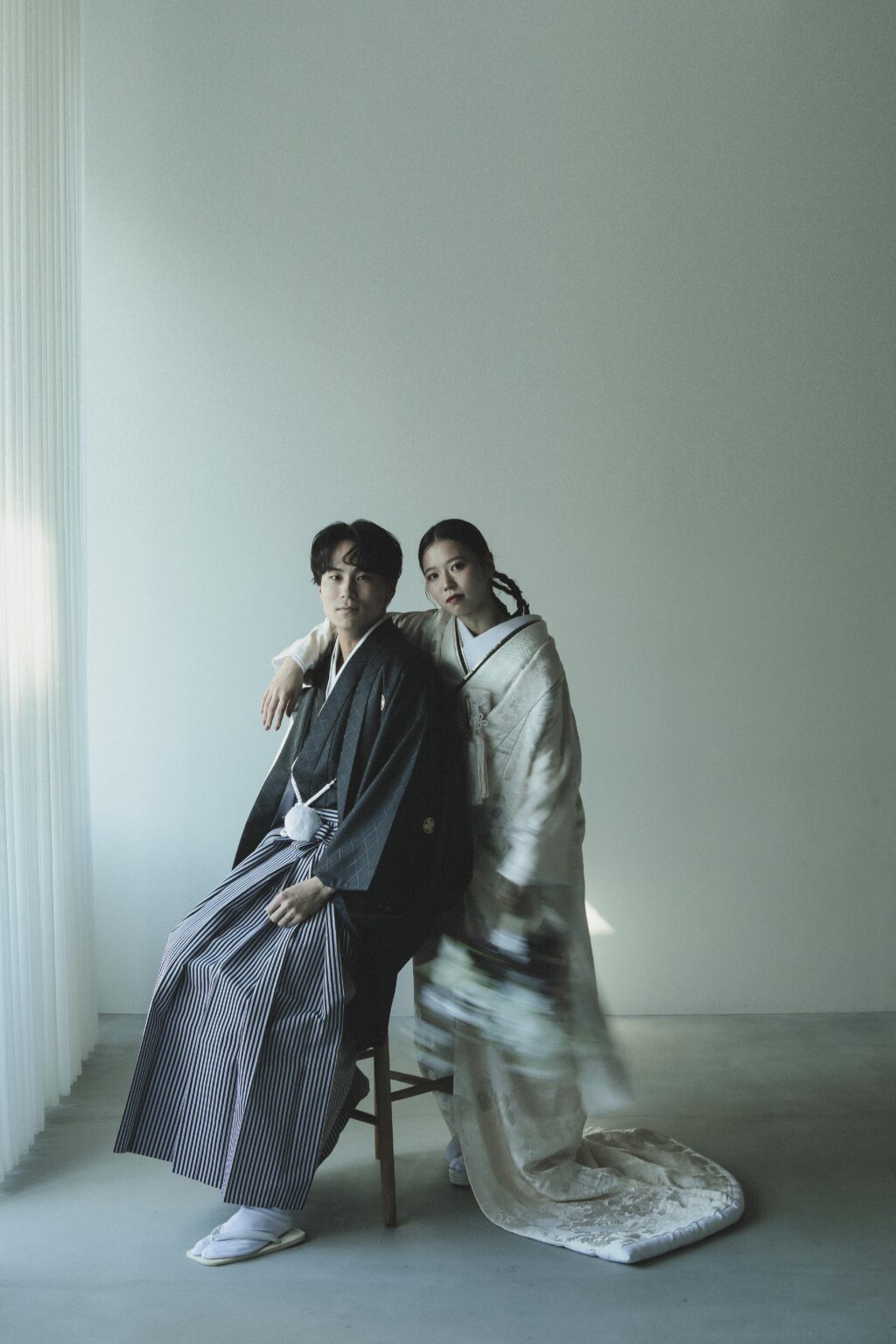 photography 自然光が映えるシンプルなスタジオで、白無垢と紋付袴を纏った和装前撮り | IN MY LIFE