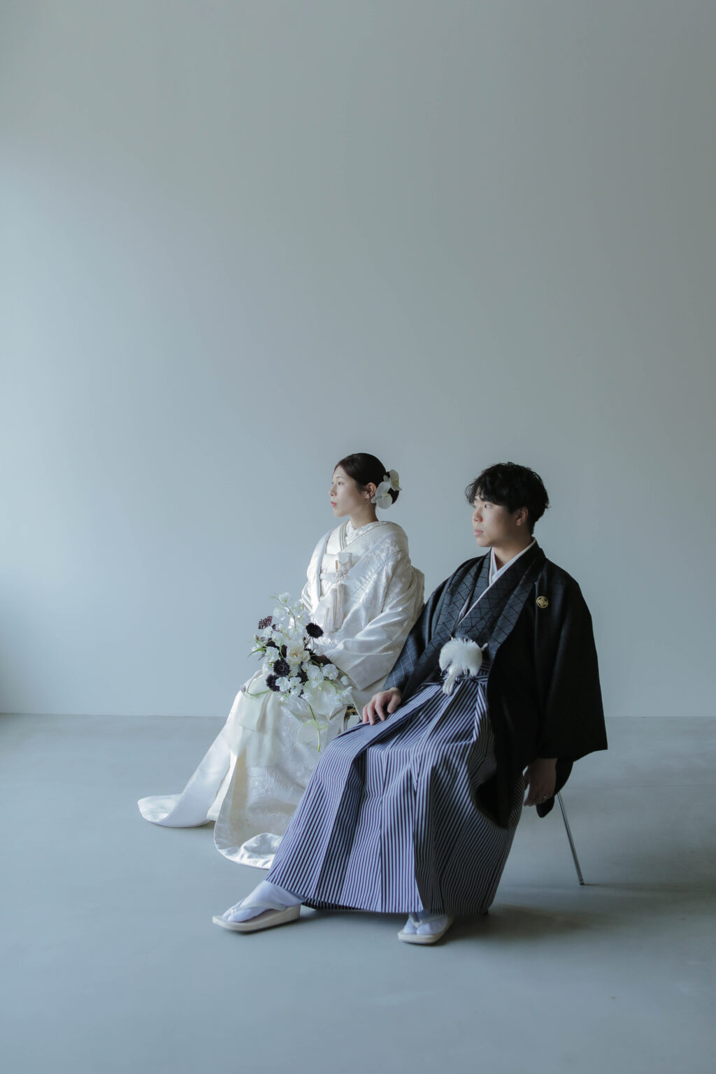 差し込む光が白無垢の陰影を美しく描き出す。シンプルだからこそ本質が伝わる和装カッ ト | IN MY LIFE photography