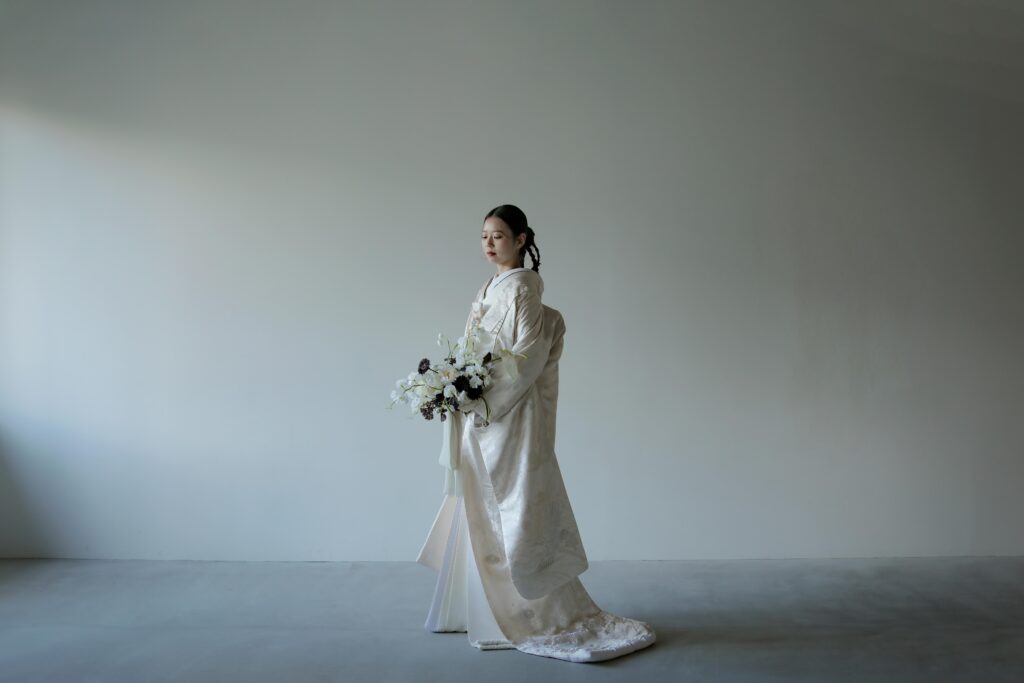 差し込む光が白無垢の陰影を美しく描き出す。シンプルだからこそ本質が伝わる和装カッ ト | IN MY LIFE photography