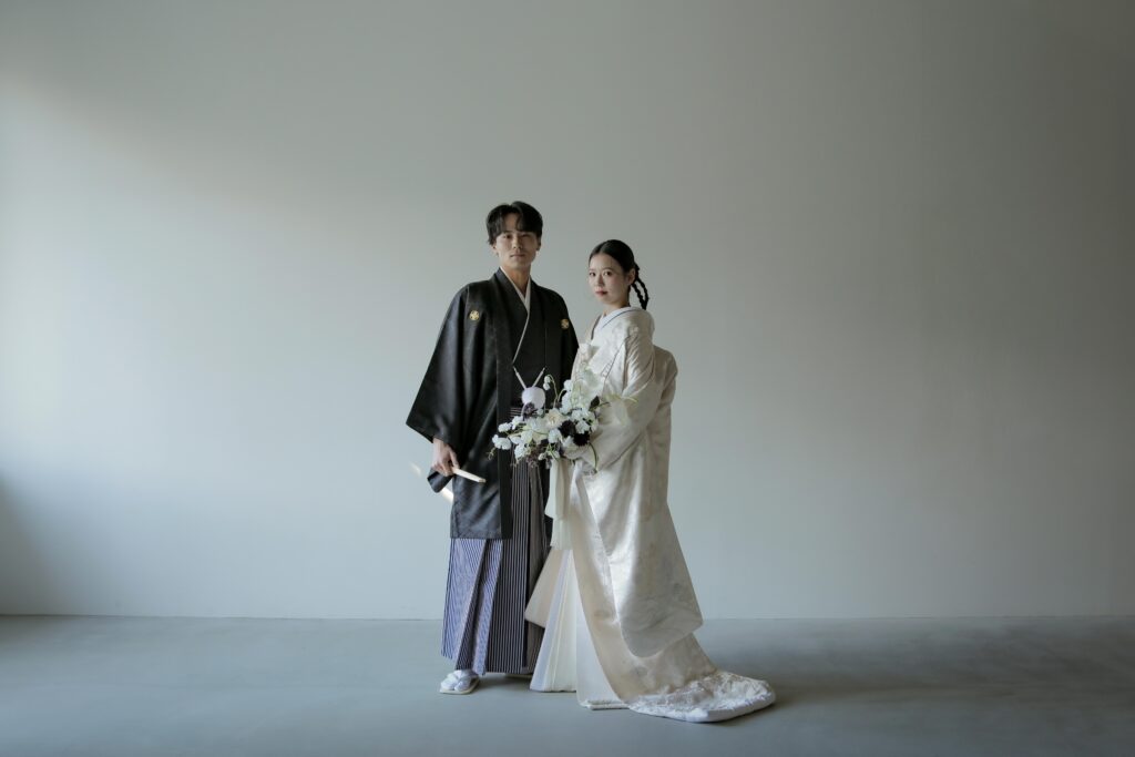 差し込む光が白無垢の陰影を美しく描き出す。シンプルだからこそ本質が伝わる和装カッ ト | IN MY LIFE photography