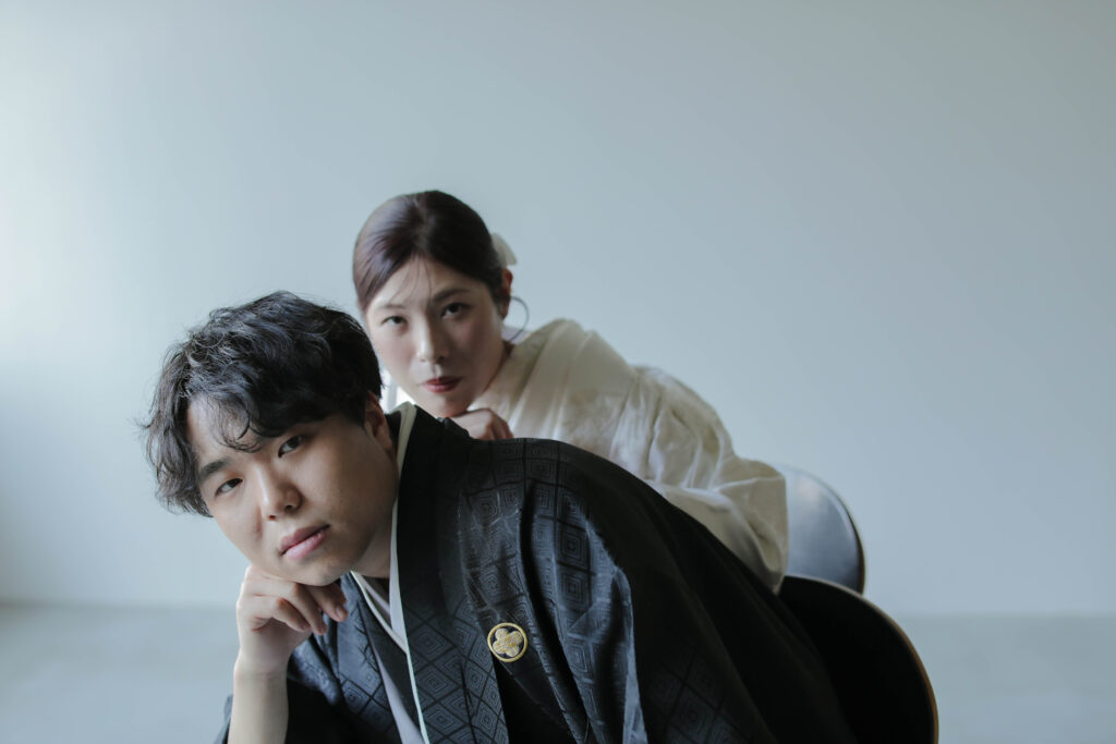 差し込む光が白無垢の陰影を美しく描き出す。シンプルだからこそ本質が伝わる和装カッ ト | IN MY LIFE photography