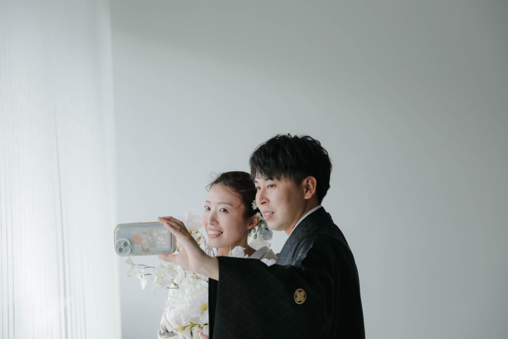 自然光が映えるシンプルなスタジオで、白無垢と紋付袴を纏った和装前撮り | IN MY LIFE photography
