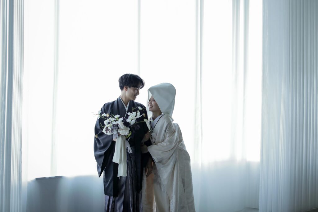 差し込む光が白無垢の陰影を美しく描き出す。シンプルだからこそ本質が伝わる和装カッ ト | IN MY LIFE photography