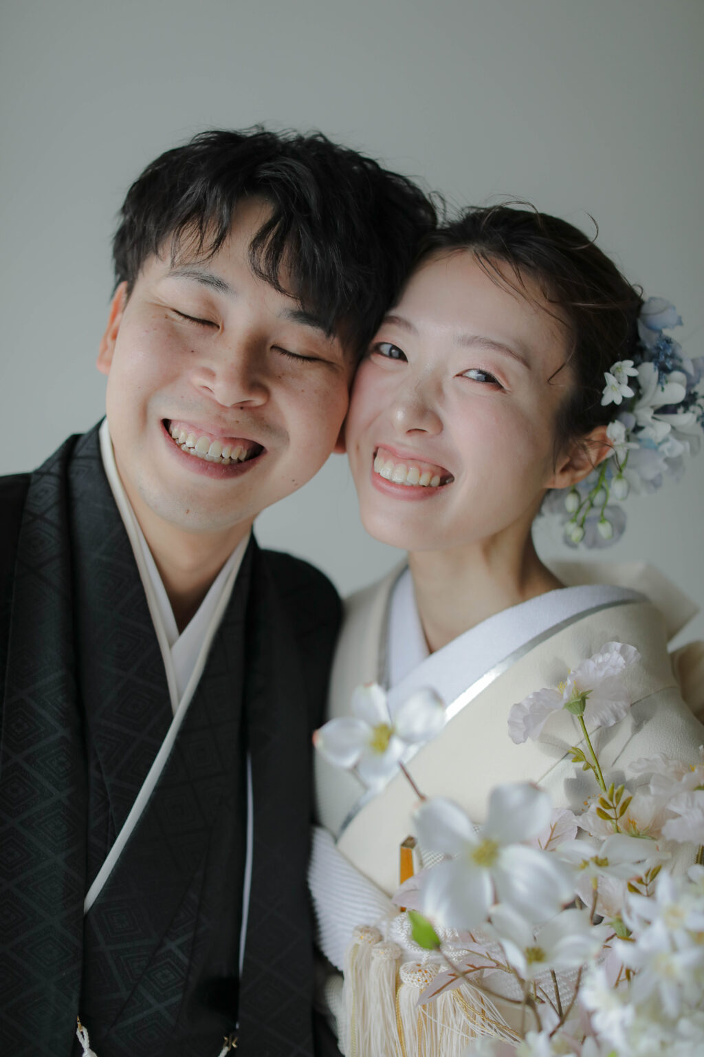 自然光が映えるシンプルなスタジオで、白無垢と紋付袴を纏った和装前撮り | IN MY LIFE photography