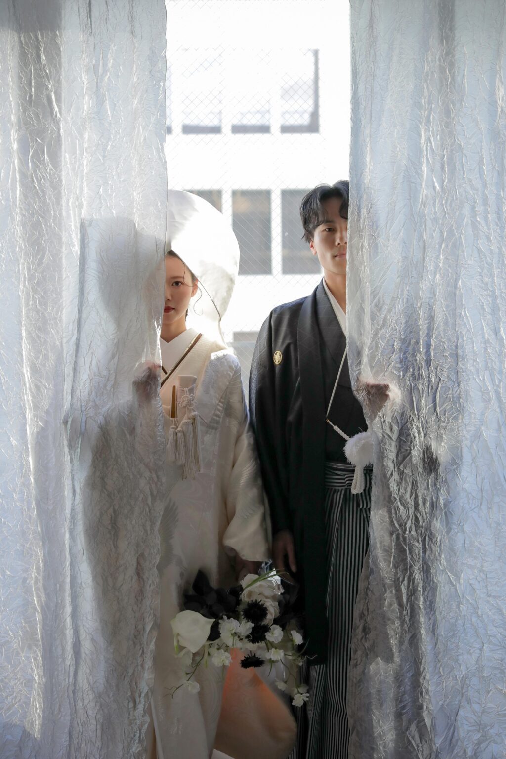 差し込む光が白無垢の陰影を美しく描き出す。シンプルだからこそ本質が伝わる和装カッ ト | IN MY LIFE photography