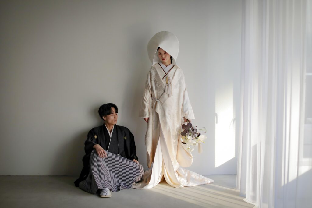 差し込む光が白無垢の陰影を美しく描き出す。シンプルだからこそ本質が伝わる和装カッ ト | IN MY LIFE photography