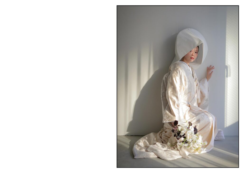 差し込む光が白無垢の陰影を美しく描き出す。シンプルだからこそ本質が伝わる和装カッ ト | IN MY LIFE photography