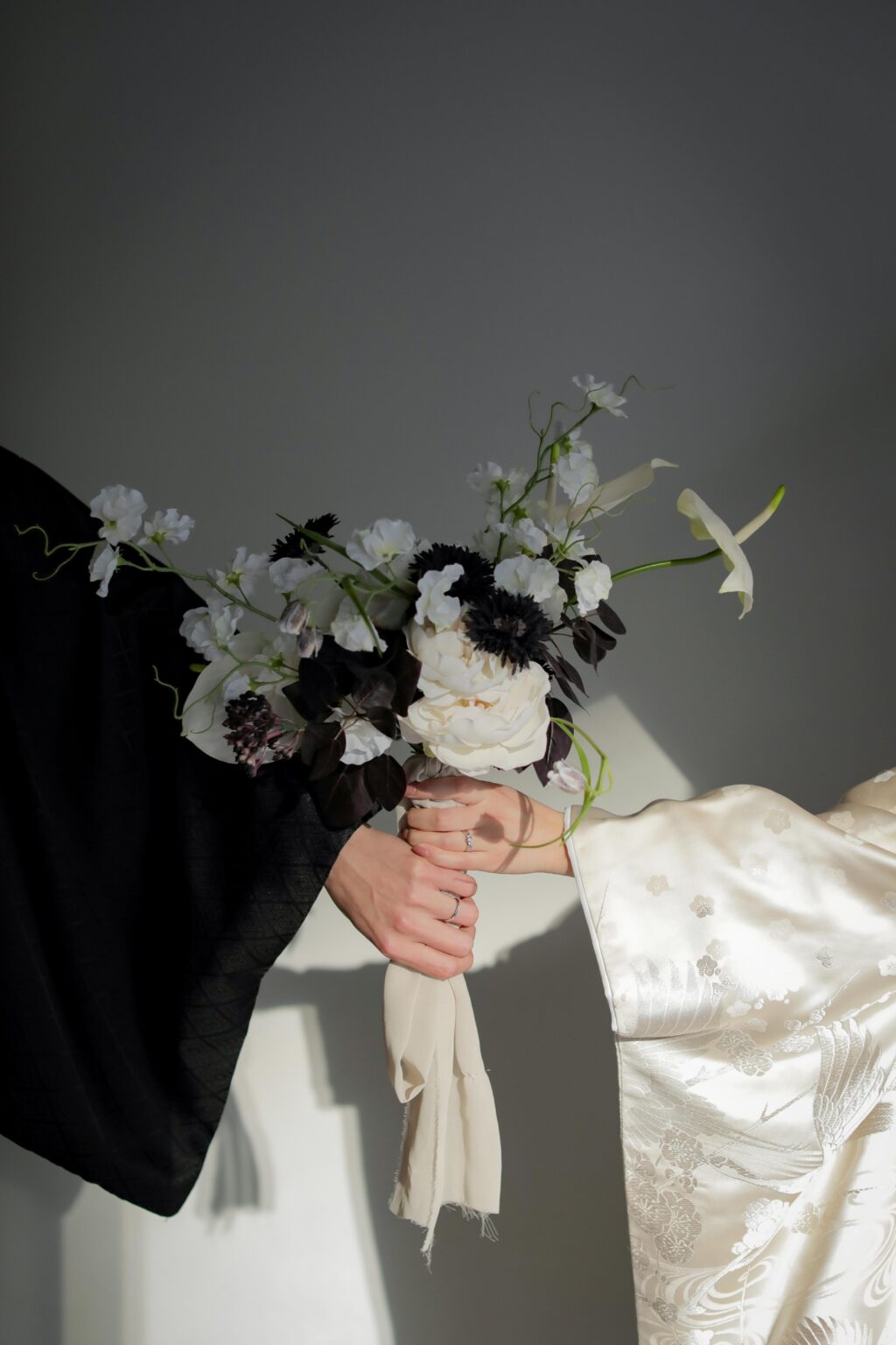 型にはまらない、自由で自然体な和装フォトウエディング。白無垢姿でこぼれる柔らかな 笑顔の一枚 | IN MY LIFE photography