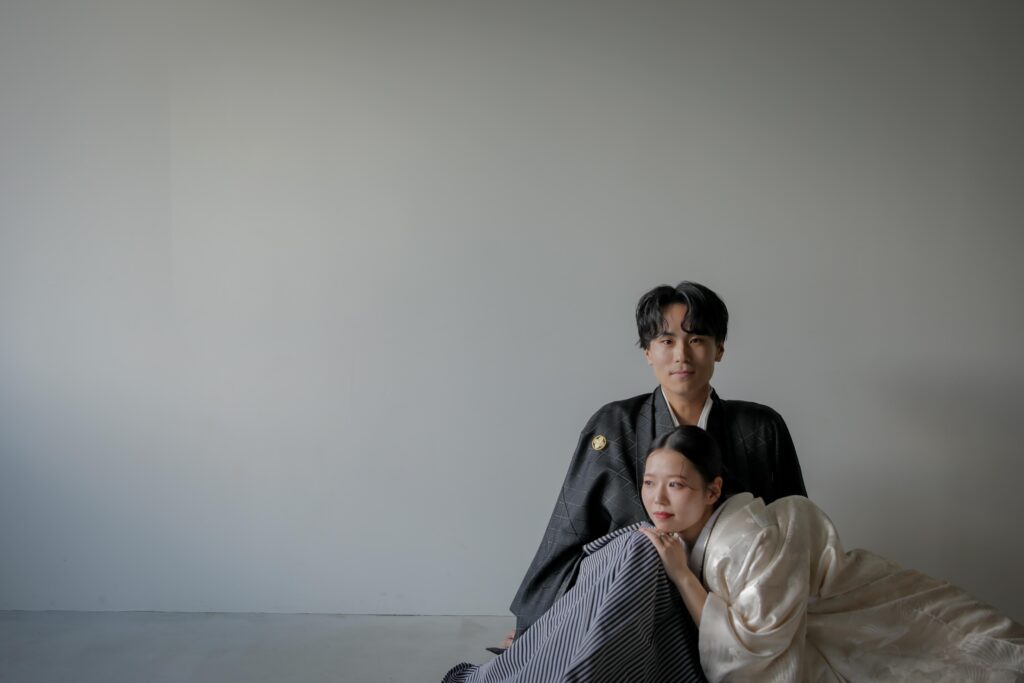 型にはまらない、自由で自然体な和装フォトウエディング。白無垢姿でこぼれる柔らかな 笑顔の一枚 | IN MY LIFE photography