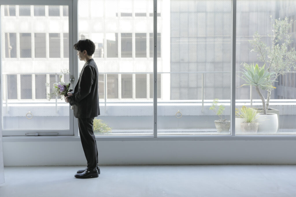 柔らかな自然光が包み込むスタジオで、ドレスの繊細なディテールまで美しく残す前撮り カット | IN MY LIFE photography