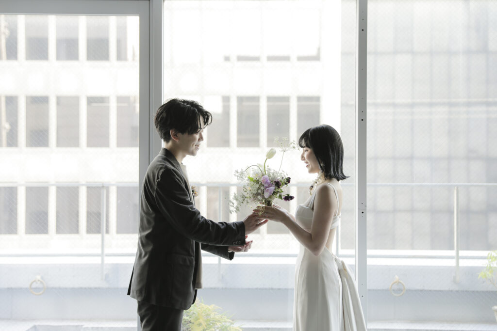 作り込まない自然な笑顔。お互いの空気感を大切に切り取った、等身大な洋装フォトウエ ディング | IN MY LIFE photography