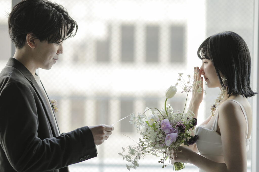 作り込まない自然な笑顔。お互いの空気感を大切に切り取った、等身大な洋装フォトウエ ディング | IN MY LIFE photography