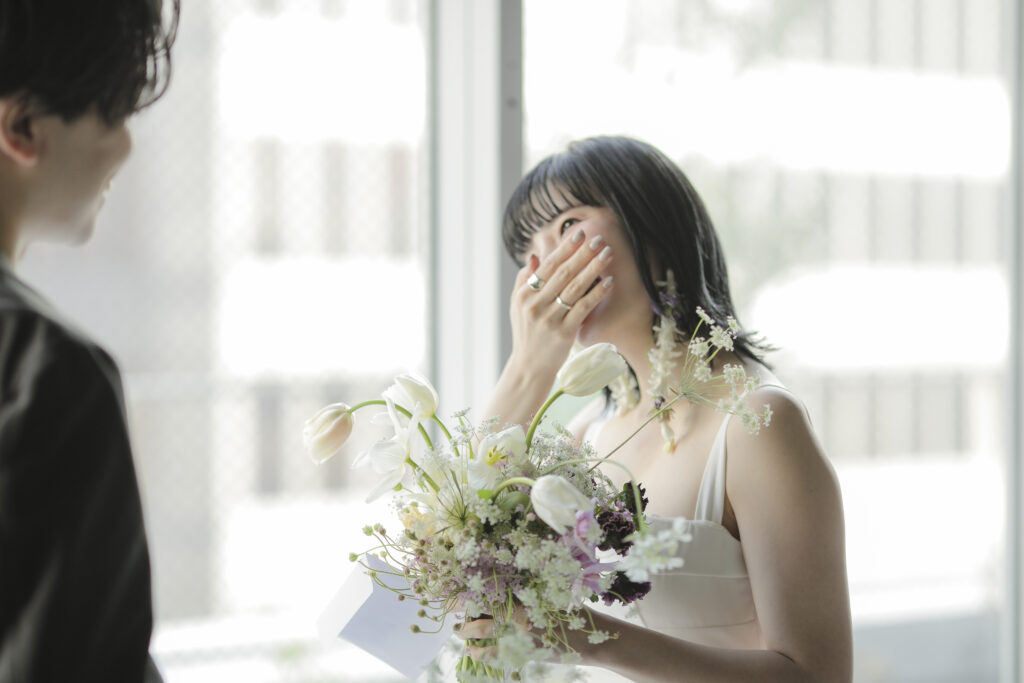 作り込まない自然な笑顔。お互いの空気感を大切に切り取った、等身大な洋装フォトウエ ディング | IN MY LIFE photography