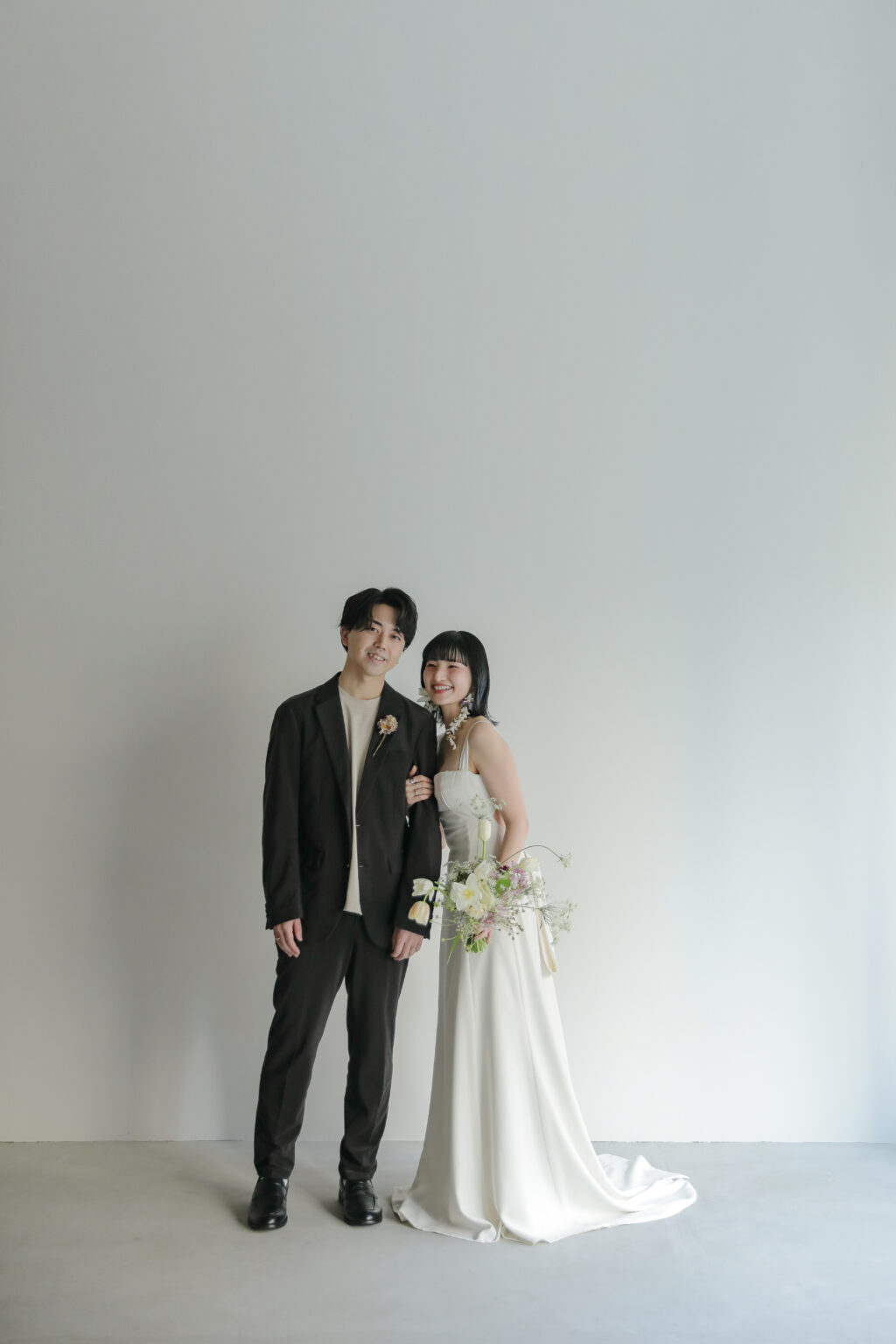 白壁のシンプルなスタジオで撮影された、洗練された洋装のウエディングフォト・前撮り| IN MY LIFE photography
