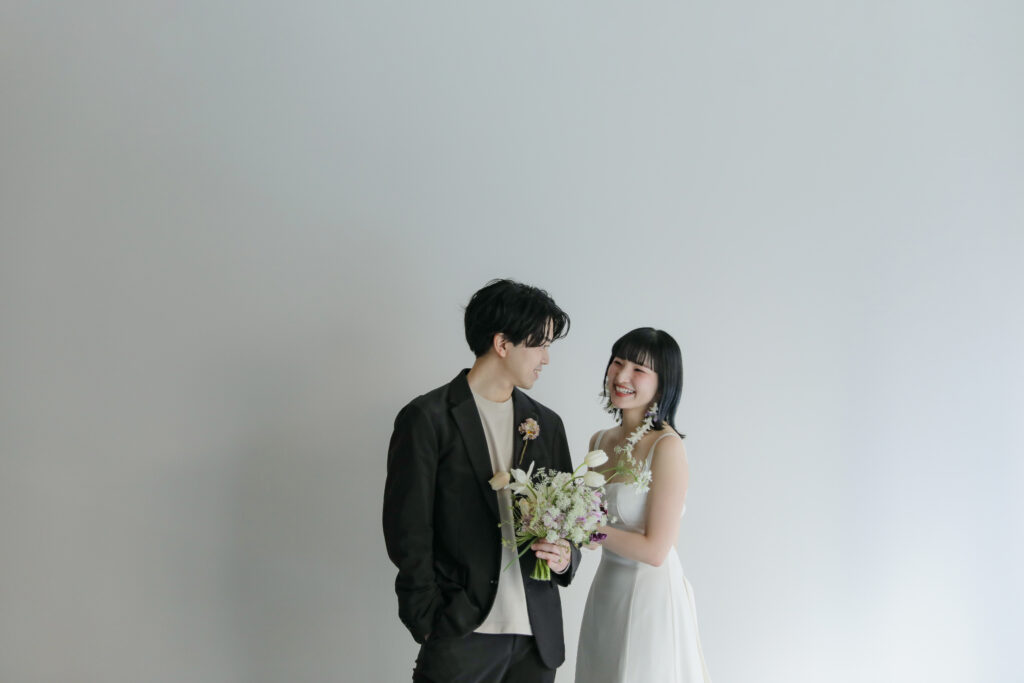 洗練されたドレスとシンプルなヘアメイク。自分たちらしさを表現する、上質な洋装前撮 り | IN MY LIFE photography