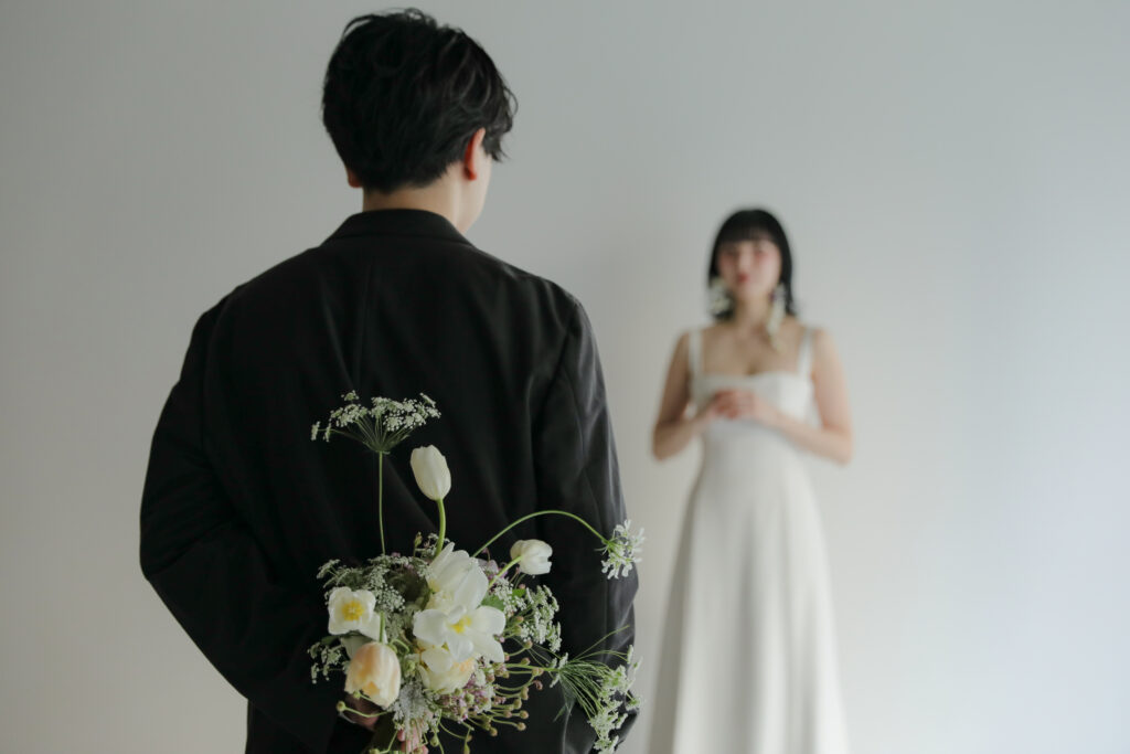 白壁のシンプルなスタジオで撮影された、洗練された洋装のウエディングフォト・前撮り| IN MY LIFE photography