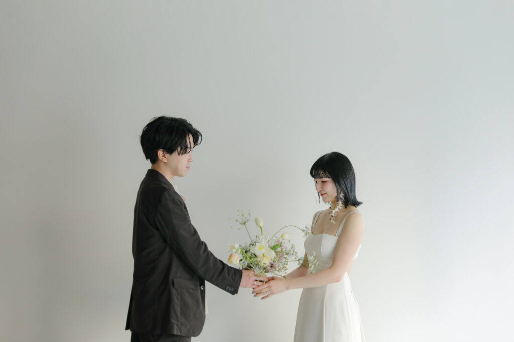 柔らかな自然光が包み込むスタジオで、ドレスの繊細なディテールまで美しく残す前撮り カット | IN MY LIFE photography