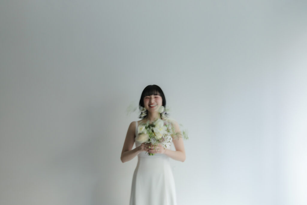 洗練されたドレスとシンプルなヘアメイク。自分たちらしさを表現する、上質な洋装前撮 り | IN MY LIFE photography