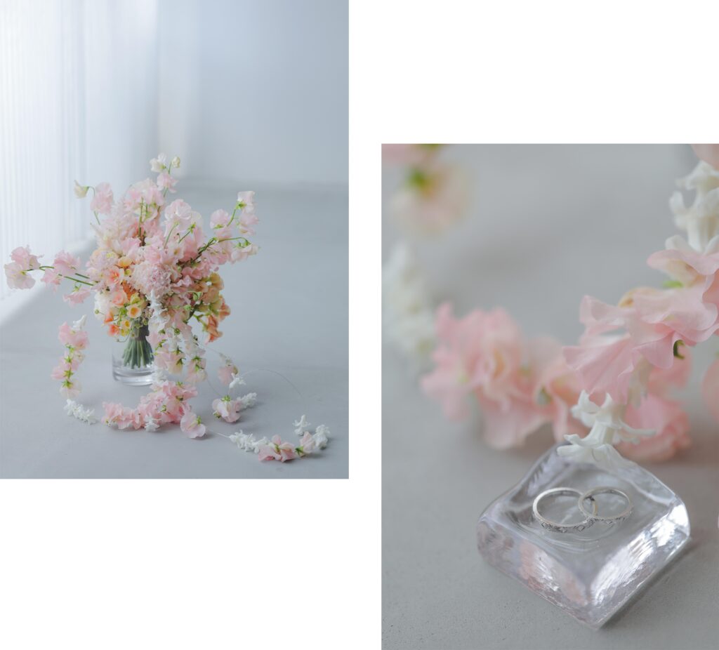 「引き算の美学」で構成された、ミニマルな白壁に映える草花とフラワーベースのスタイ リングの組み写真 | IN MY LIFE photography