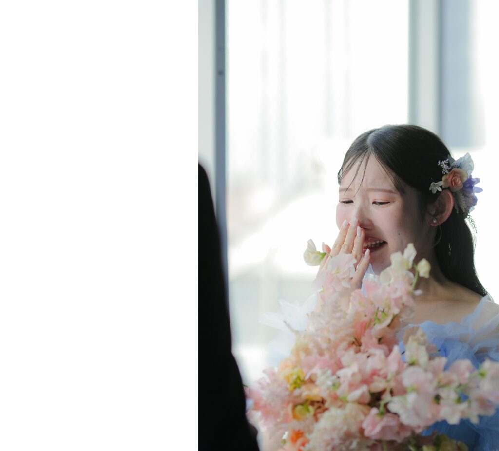 作り込まない自然な笑顔。お互いの空気感を大切に切り取った、等身大な洋装フォトウエ ディング | IN MY LIFE photography