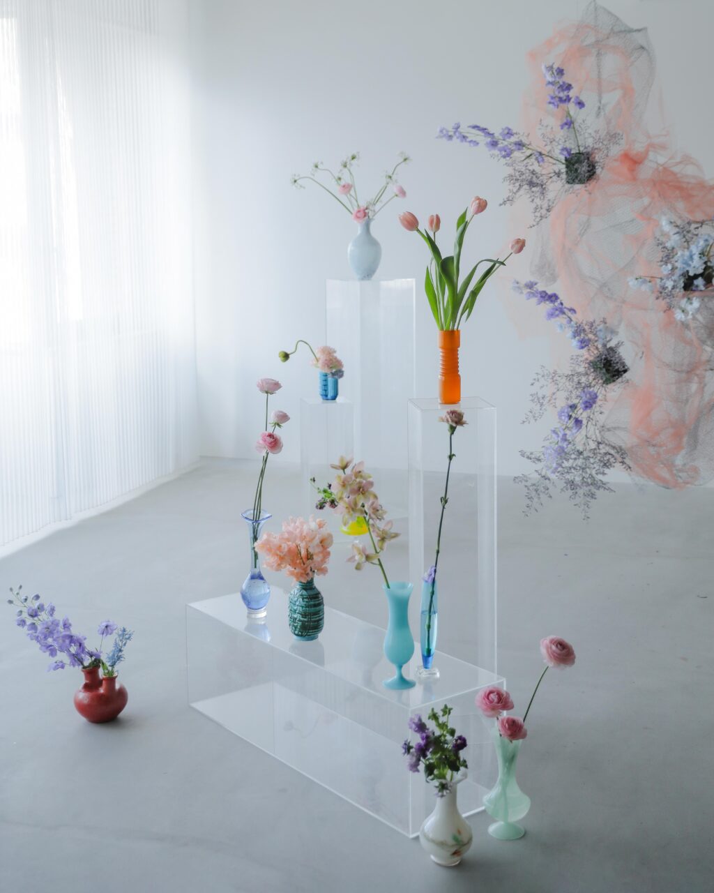 「引き算の美学」で構成された、ミニマルな白壁に映える草花とフラワーベースのスタイ リング | IN MY LIFE photography