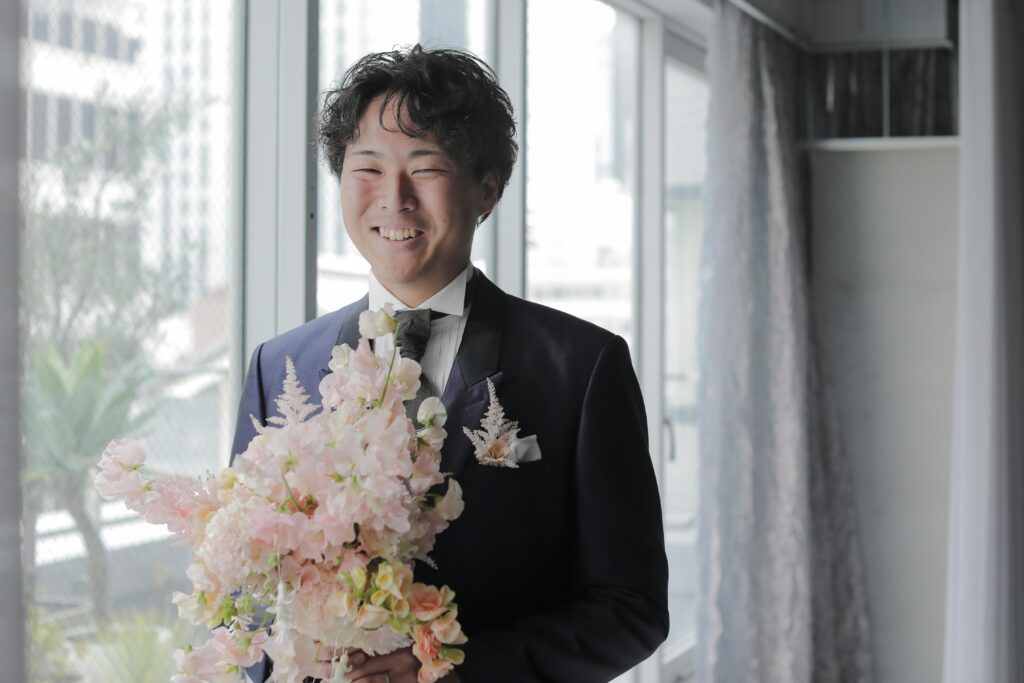 作り込まない自然な笑顔。お互いの空気感を大切に切り取った、等身大な洋装フォトウエ ディング | IN MY LIFE photography