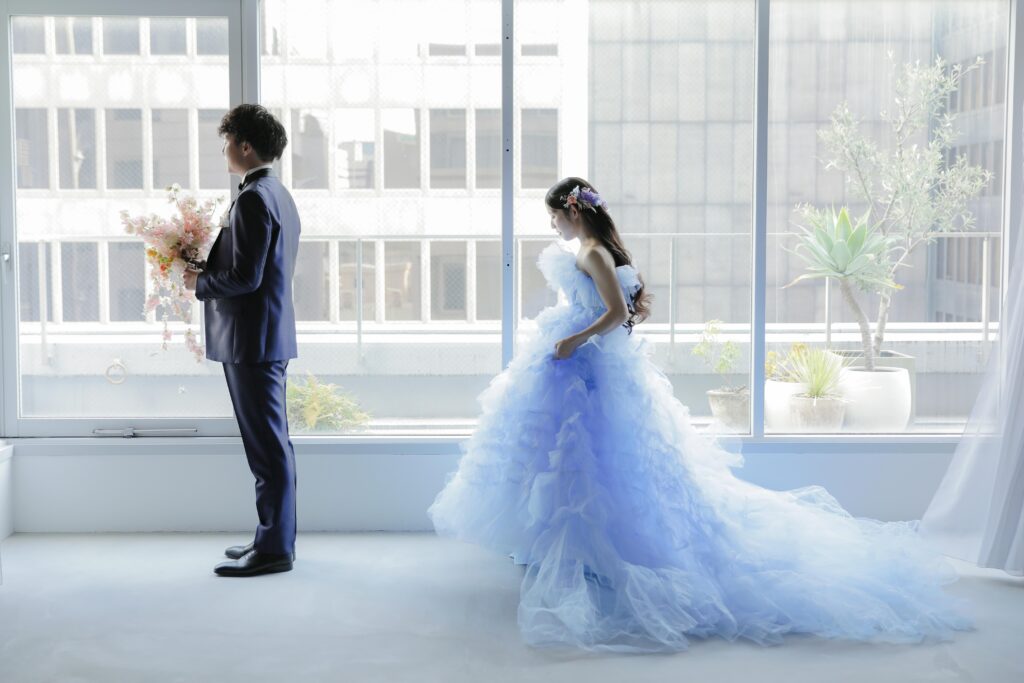 柔らかな自然光が包み込むスタジオで、ドレスの繊細なディテールまで美しく残す前撮り カット | IN MY LIFE photography