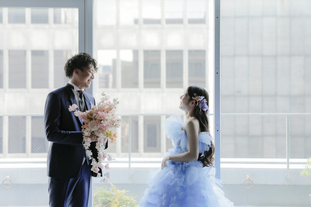 柔らかな自然光が包み込むスタジオで、ドレスの繊細なディテールまで美しく残す前撮り カット | IN MY LIFE photography