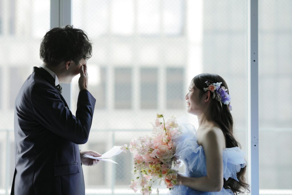 作り込まない自然な笑顔。お互いの空気感を大切に切り取った、等身大な洋装フォトウエ ディング | IN MY LIFE photography