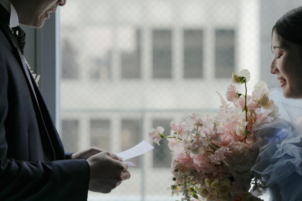 作り込まない自然な笑顔。お互いの空気感を大切に切り取った、等身大な洋装フォトウエ ディング | IN MY LIFE photography