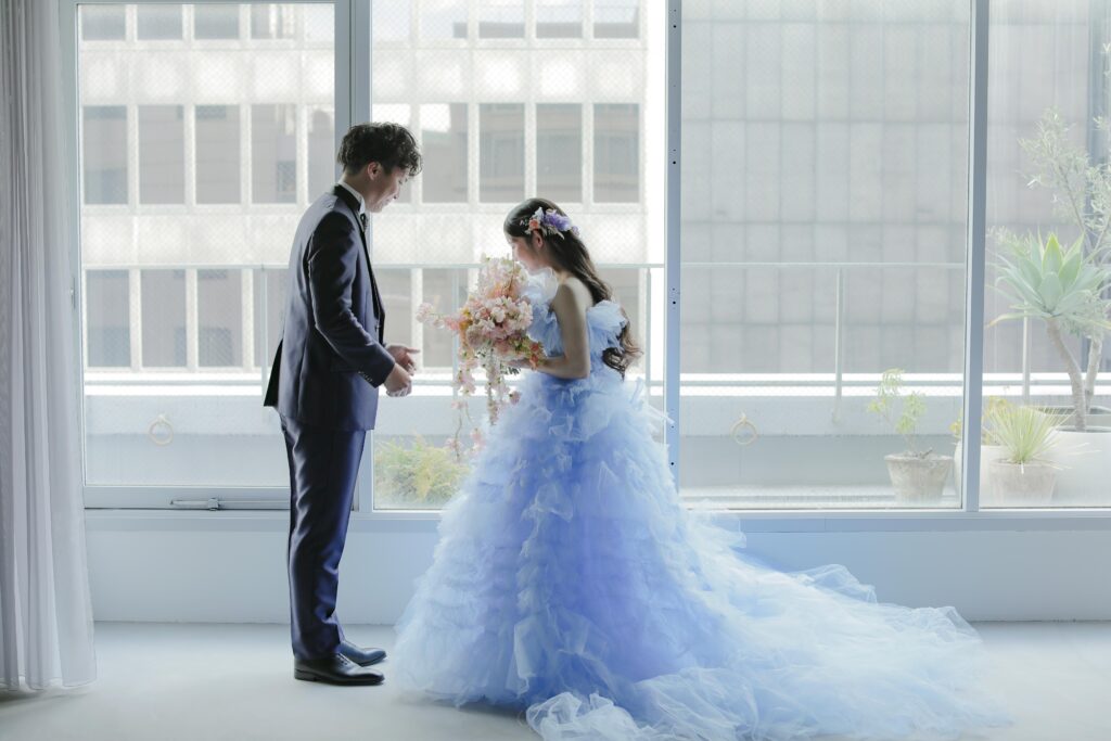 作り込まない自然な笑顔。お互いの空気感を大切に切り取った、等身大な洋装フォトウエ ディング | IN MY LIFE photography