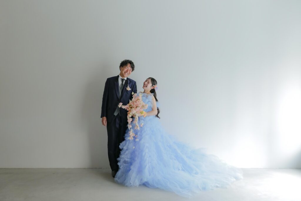 白壁のシンプルなスタジオで撮影された、洗練された洋装のウエディングフォト・前撮り| IN MY LIFE photography