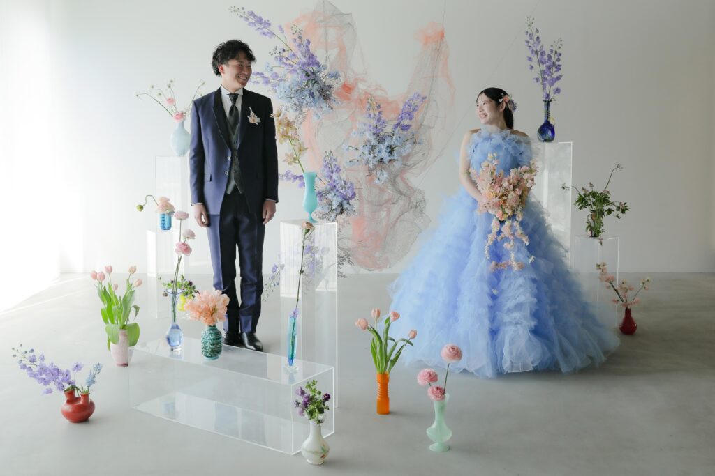 「引き算の美学」で構成された、ミニマルな白壁に映える草花とフラワーベースのスタイ リング | IN MY LIFE photography