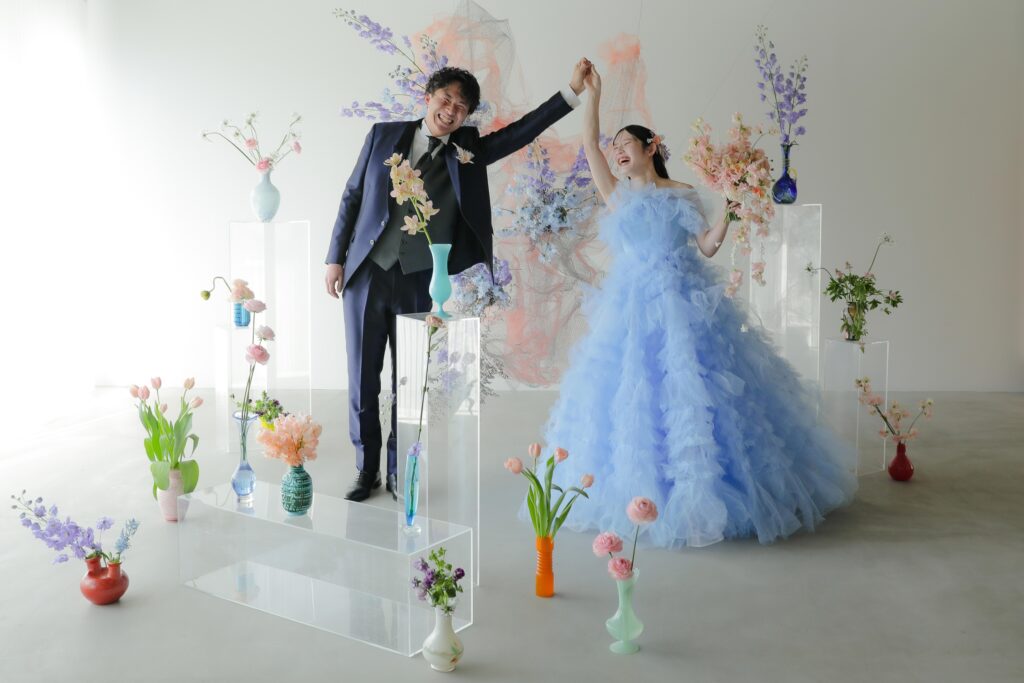 「引き算の美学」で構成された、ミニマルな白壁に映える草花とフラワーベースのスタイ リング | IN MY LIFE photography