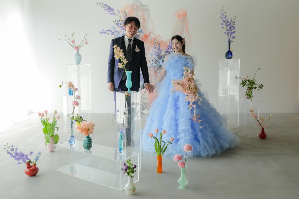 「引き算の美学」で構成された、ミニマルな白壁に映える草花とフラワーベースのスタイ リング | IN MY LIFE photography