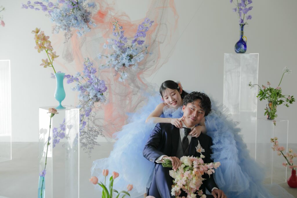 「引き算の美学」で構成された、ミニマルな白壁に映える草花とフラワーベースのスタイ リング | IN MY LIFE photography