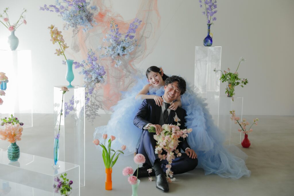 フォトスタジオの白を基調とした空間に飾られた、鮮やかな花とのフラワーベースのスタ イリング| IN MY LIFE photography