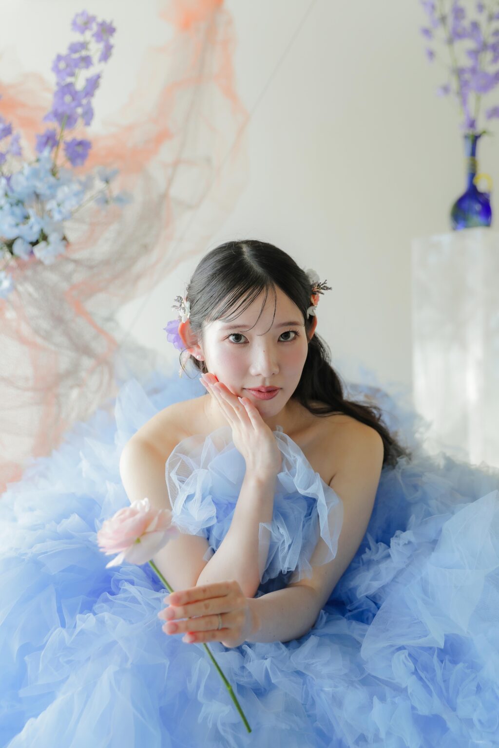 柔らかな自然光が包み込むスタジオで、ドレスの繊細なディテールまで美しく残す前撮り カット | IN MY LIFE photography