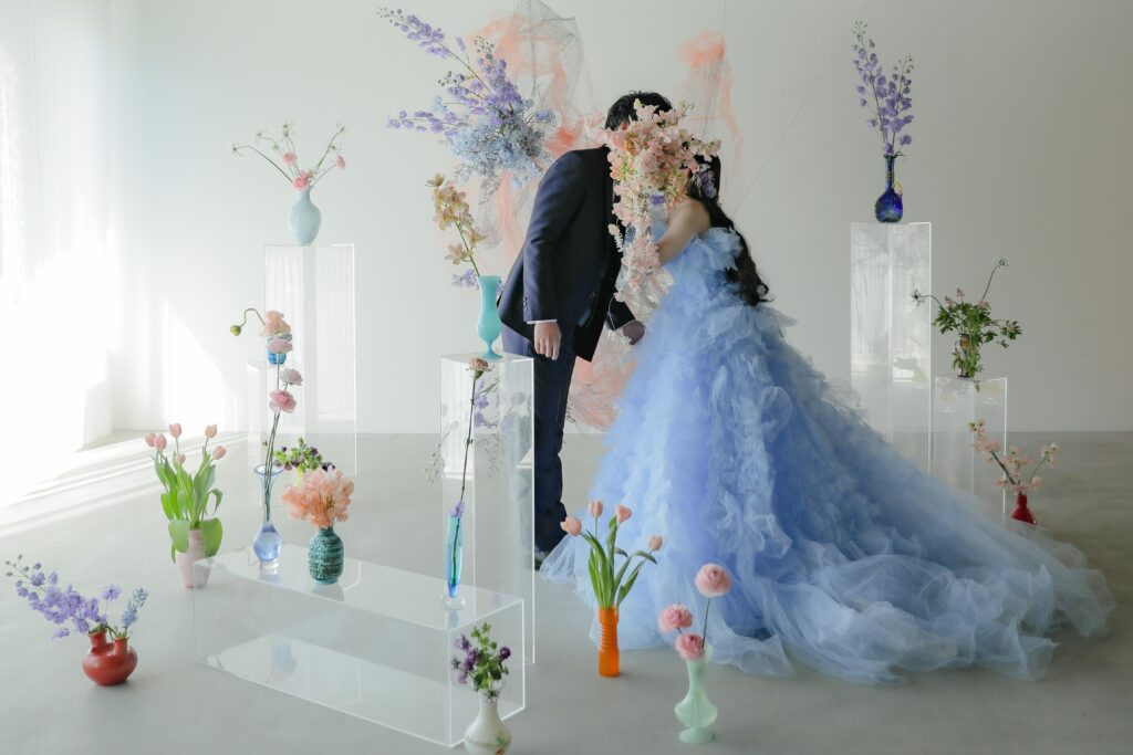 柔らかな自然光が包み込むスタジオで、ドレスの繊細なディテールまで美しく残す前撮り カット | IN MY LIFE photography