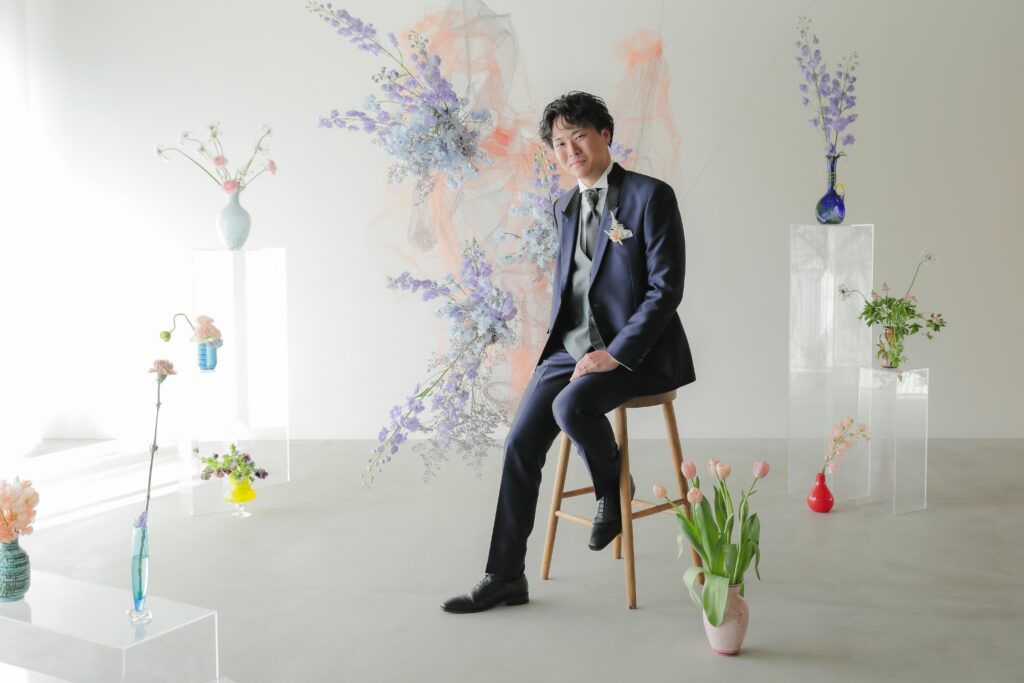 フォトスタジオの白を基調とした空間に飾られた、鮮やかな花とのフラワーベースのスタ イリング| IN MY LIFE photography