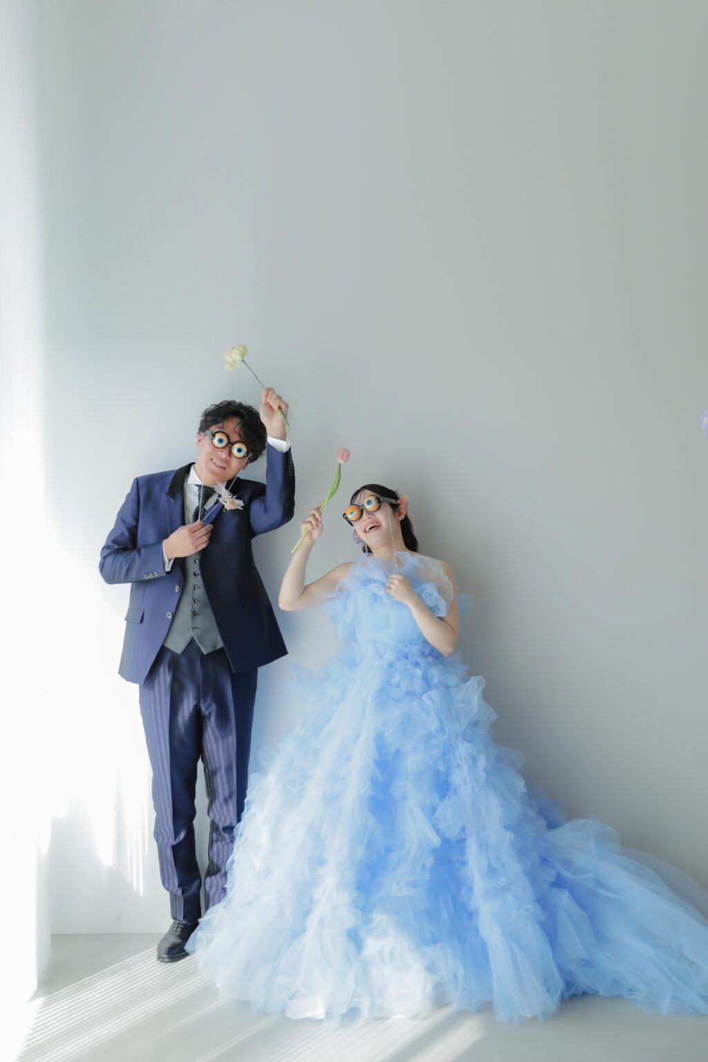 作り込まない自然な笑顔。お互いの空気感を大切に切り取った、等身大な洋装フォトウエ ディング | IN MY LIFE photography