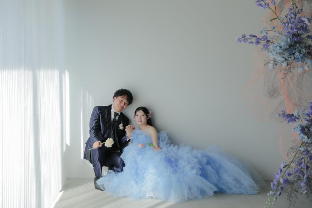 作り込まない自然な笑顔。お互いの空気感を大切に切り取った、等身大な洋装フォトウエ ディング | IN MY LIFE photography