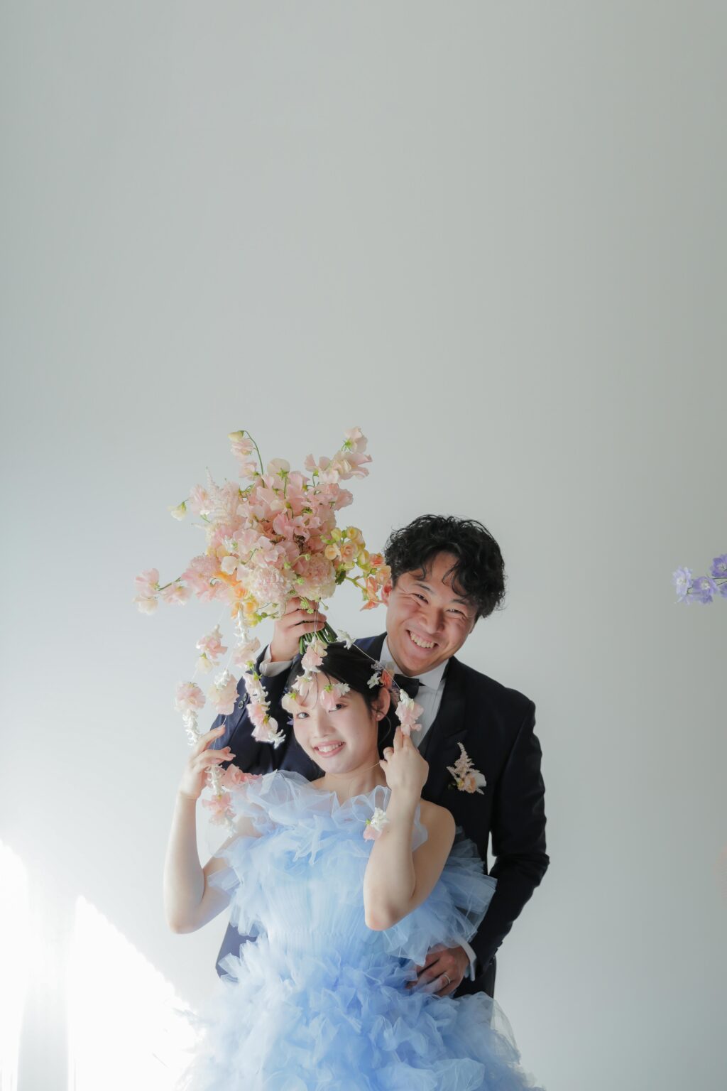 白壁のシンプルなスタジオで撮影された、洗練された洋装のウエディングフォト・前撮り| IN MY LIFE photography