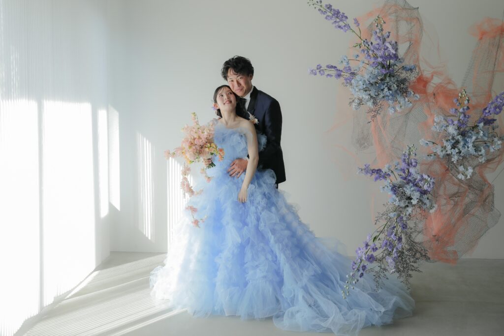 フォトウエディングを彩る上質な花。新郎新婦の美しさを引き立てる、洗練されたアーテ ィスティックな花材の配置 | IN MY LIFE photography