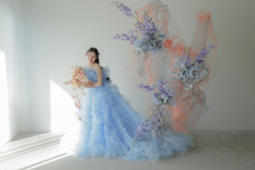 フォトウエディングを彩る上質な花。新郎新婦の美しさを引き立てる、洗練されたアーテ ィスティックな花材の配置 | IN MY LIFE photography