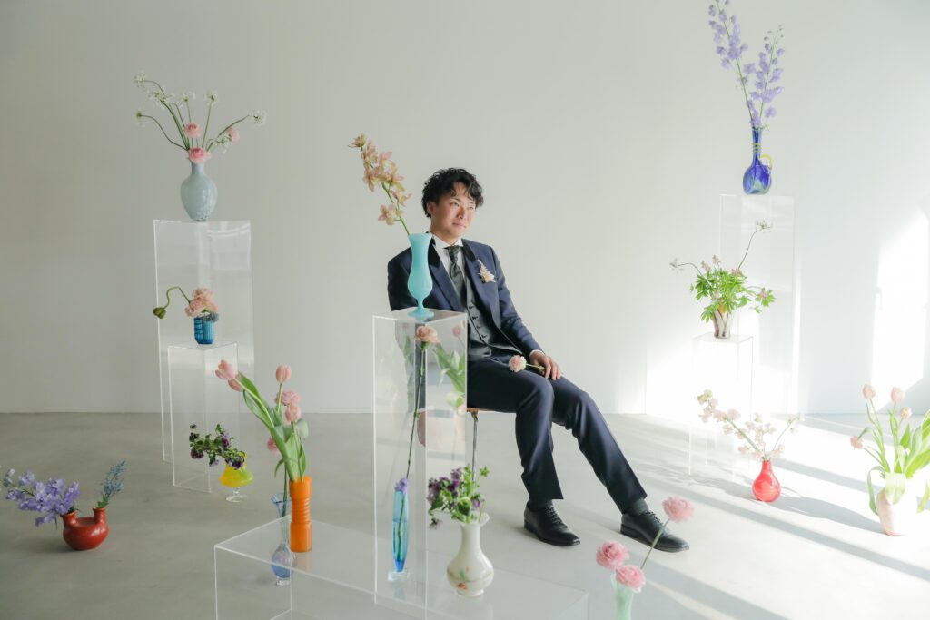 「引き算の美学」で構成された、ミニマルな白壁に映える草花とフラワーベースのスタイ リング | IN MY LIFE photography