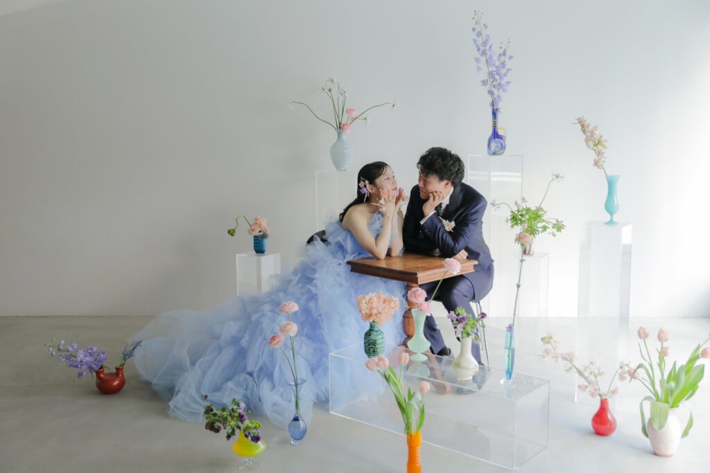 「引き算の美学」で構成された、ミニマルな白壁に映える草花とフラワーベースのスタイ リング | IN MY LIFE photography