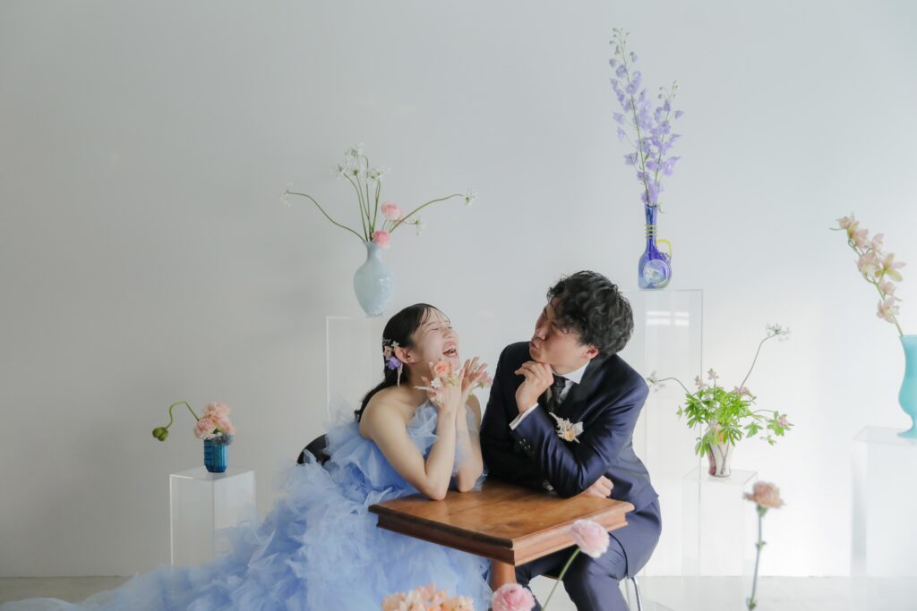 「引き算の美学」で構成された、ミニマルな白壁に映える草花とフラワーベースのスタイ リング | IN MY LIFE photography