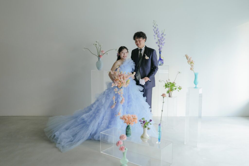 フォトスタジオの白を基調とした空間に飾られた、鮮やかな花とのフラワーベースのスタ イリング| IN MY LIFE photography