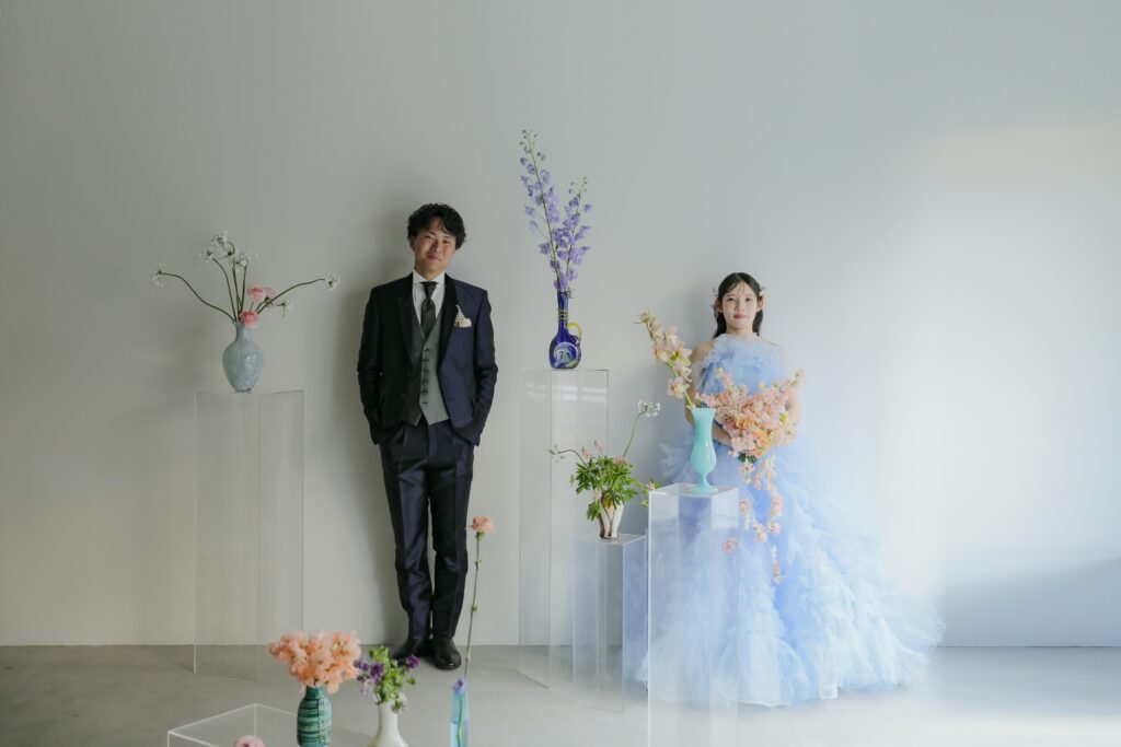 フォトスタジオの白を基調とした空間に飾られた、鮮やかな花とのフラワーベースのスタ イリング| IN MY LIFE photography